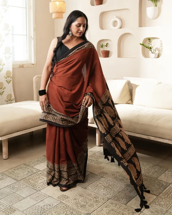Red_Cotton_Paisley_Border_Print_Mulmul_Saree_For_Women